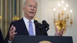 Biden bereidt zich voor om verheven doelen terug te schroeven omdat het kenmerkende uitgavenplan wordt bedreigd